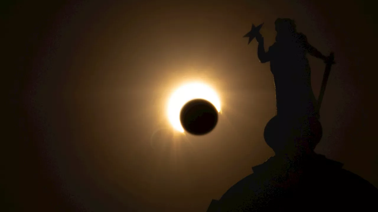 Miles de personas disfrutan de un eclipse solar desde México, Estados Unidos y Canadá