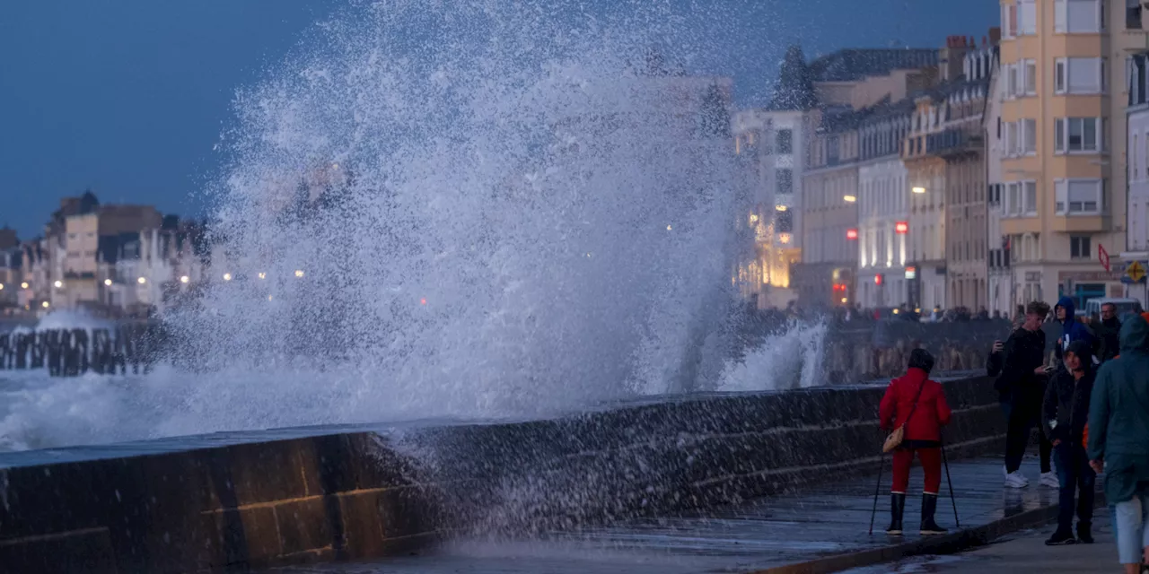 Saint-Malo : des vagues impressionnantes s'abattent sur la digue, les touristes profitent du spectacle