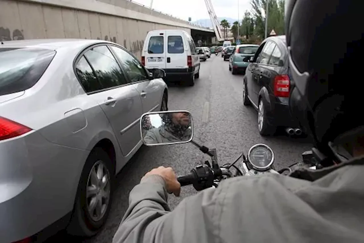 La DGT accede a una petición histórica de los motoristas para reducir los atascos