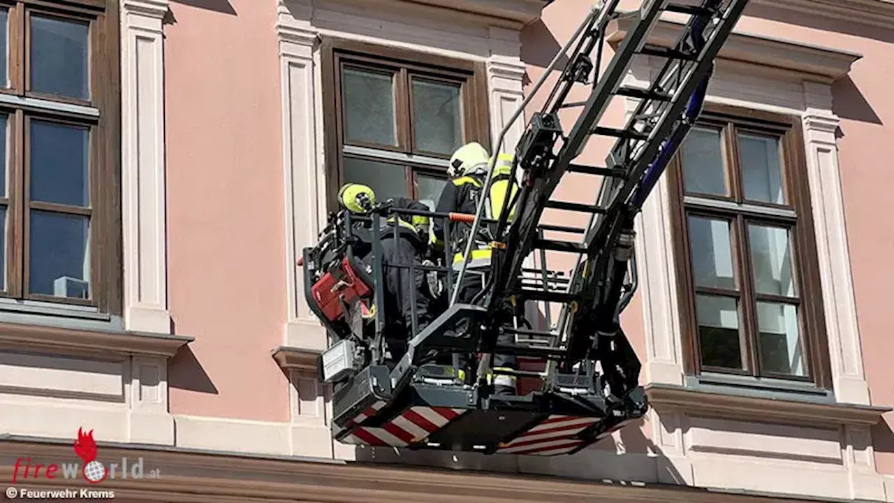 Nö: Zimmerbrand in Kremser Innenstadt → brennender Tür-Kranz