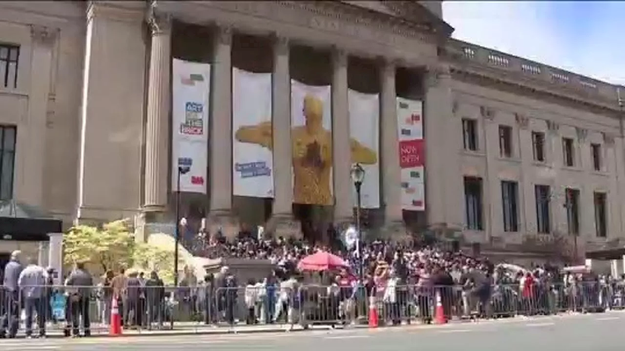 People Come Together to Witness Solar Eclipse in Philadelphia