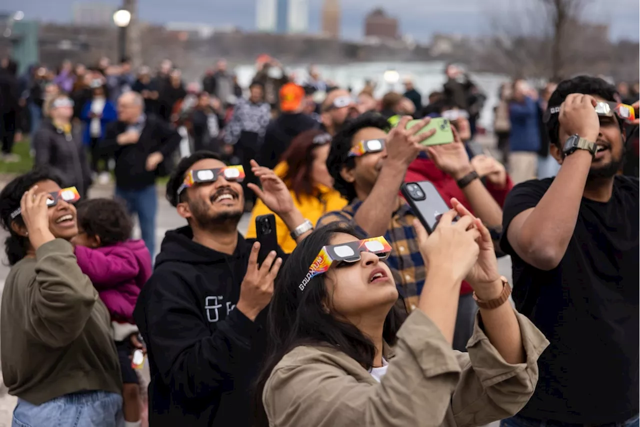 Total solar eclipse breaks through grey Niagara Falls skies