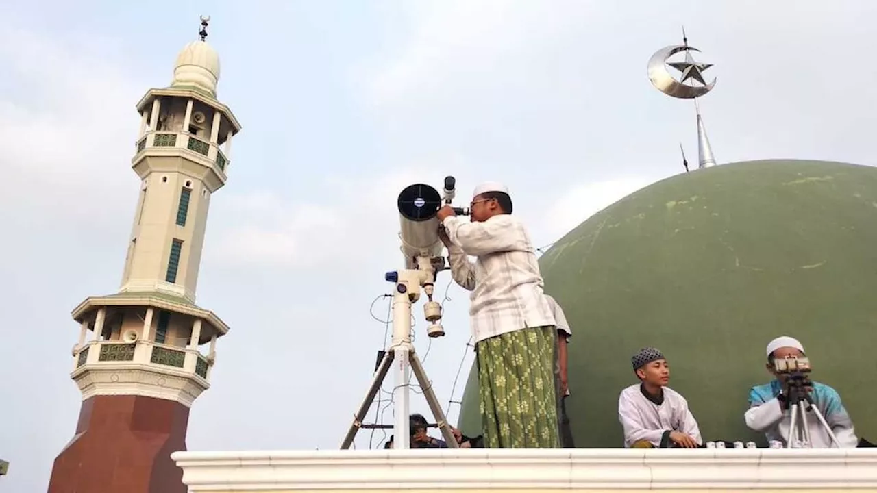 Presiden Soeharto dan Wakil Presiden Sudharmono Menerima Ucapan Selamat Idul Fitri 1412 H