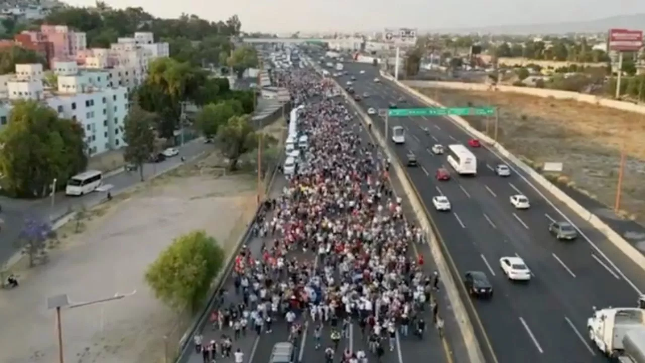 Manifestantes de Ecatepec marchan sobre Autopista México-Pachuca, colapsan la vialidad exigiendo seguridad