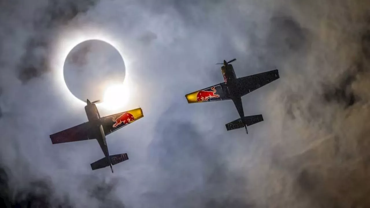 VIDEO: en pleno Eclipse Solar pilotos de Red Bull hacen acrobacias en el aire