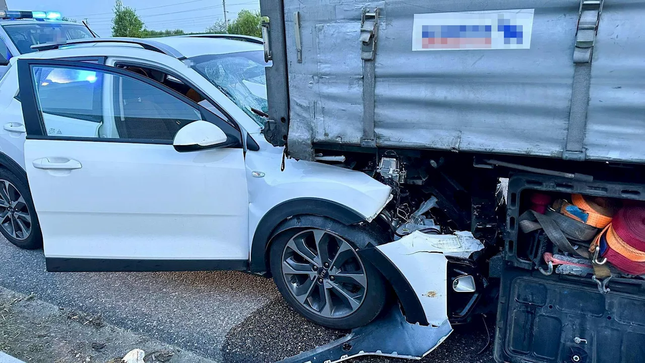 Crash auf der A1 – Pkw unter Lkw eingeklemmt