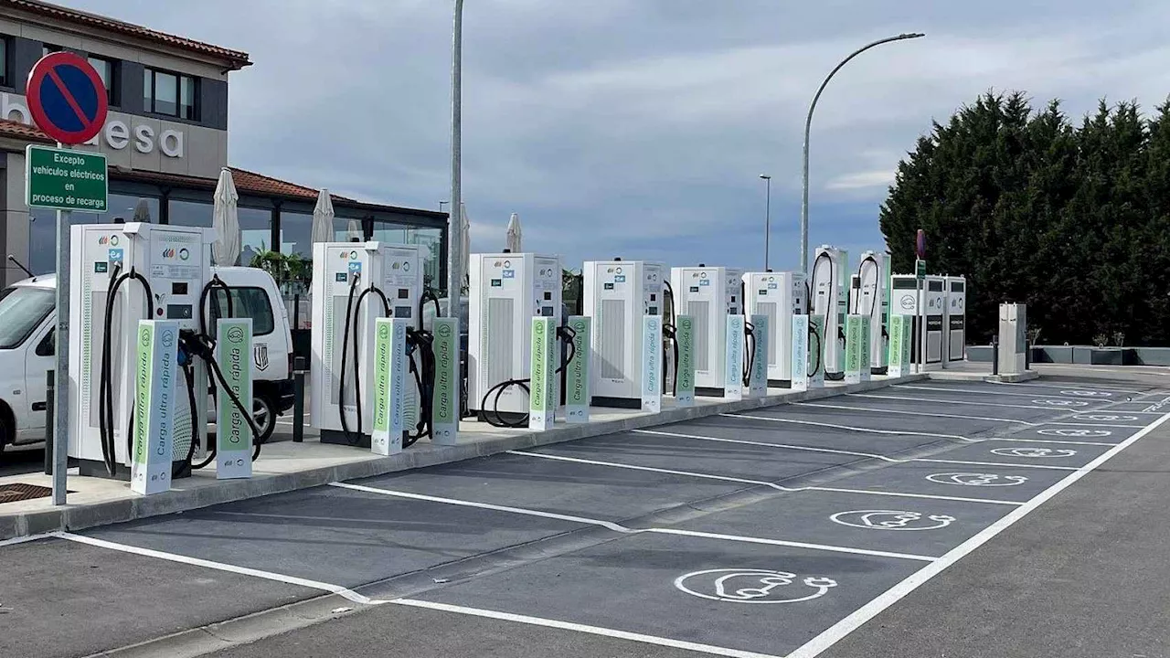 Polémica por las colas en las estaciones de carga de Tesla en España