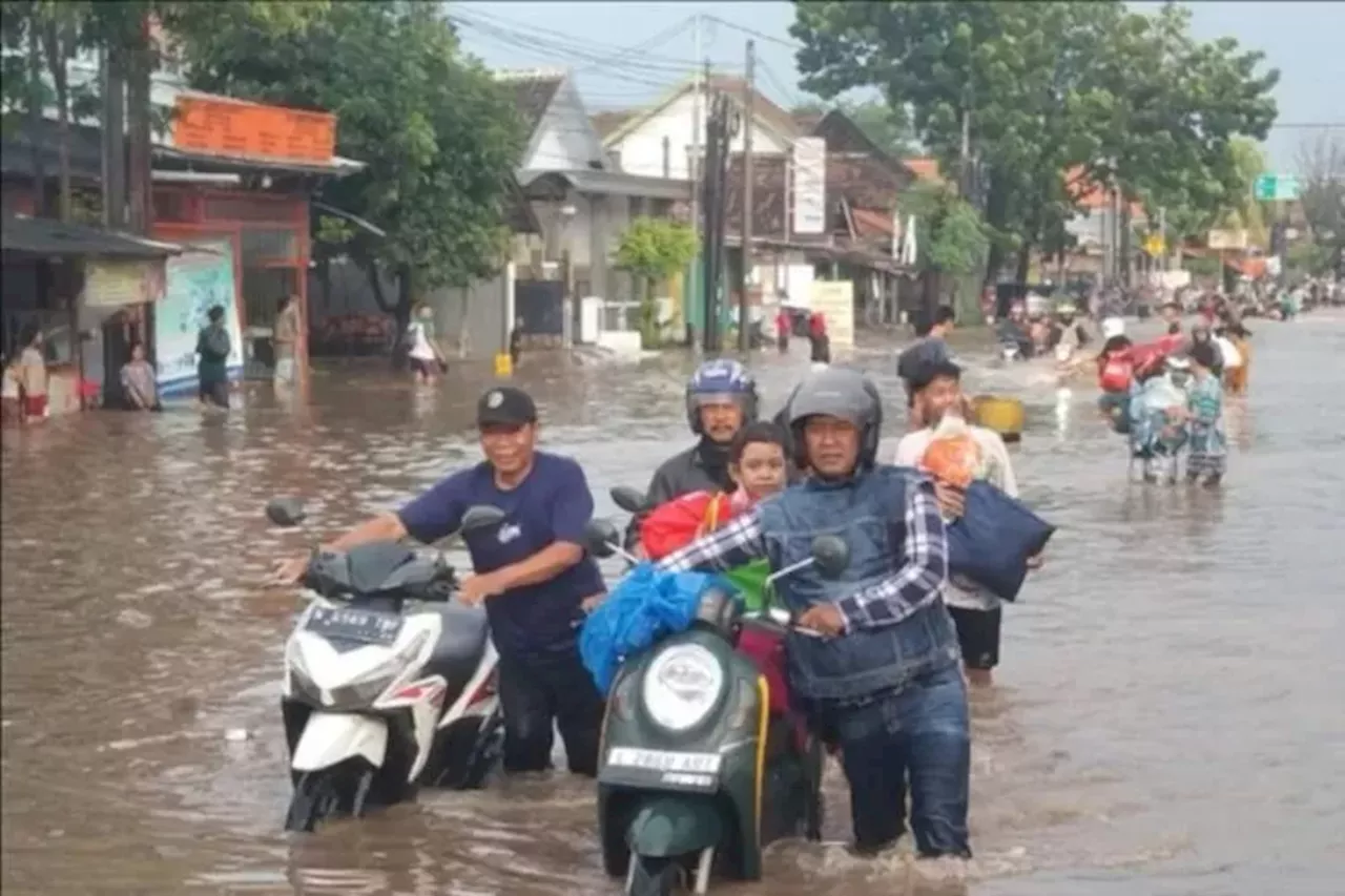 Jalan Kraton Pasuruan Jawa Timur Lumpuh akibat Terendam Banjir