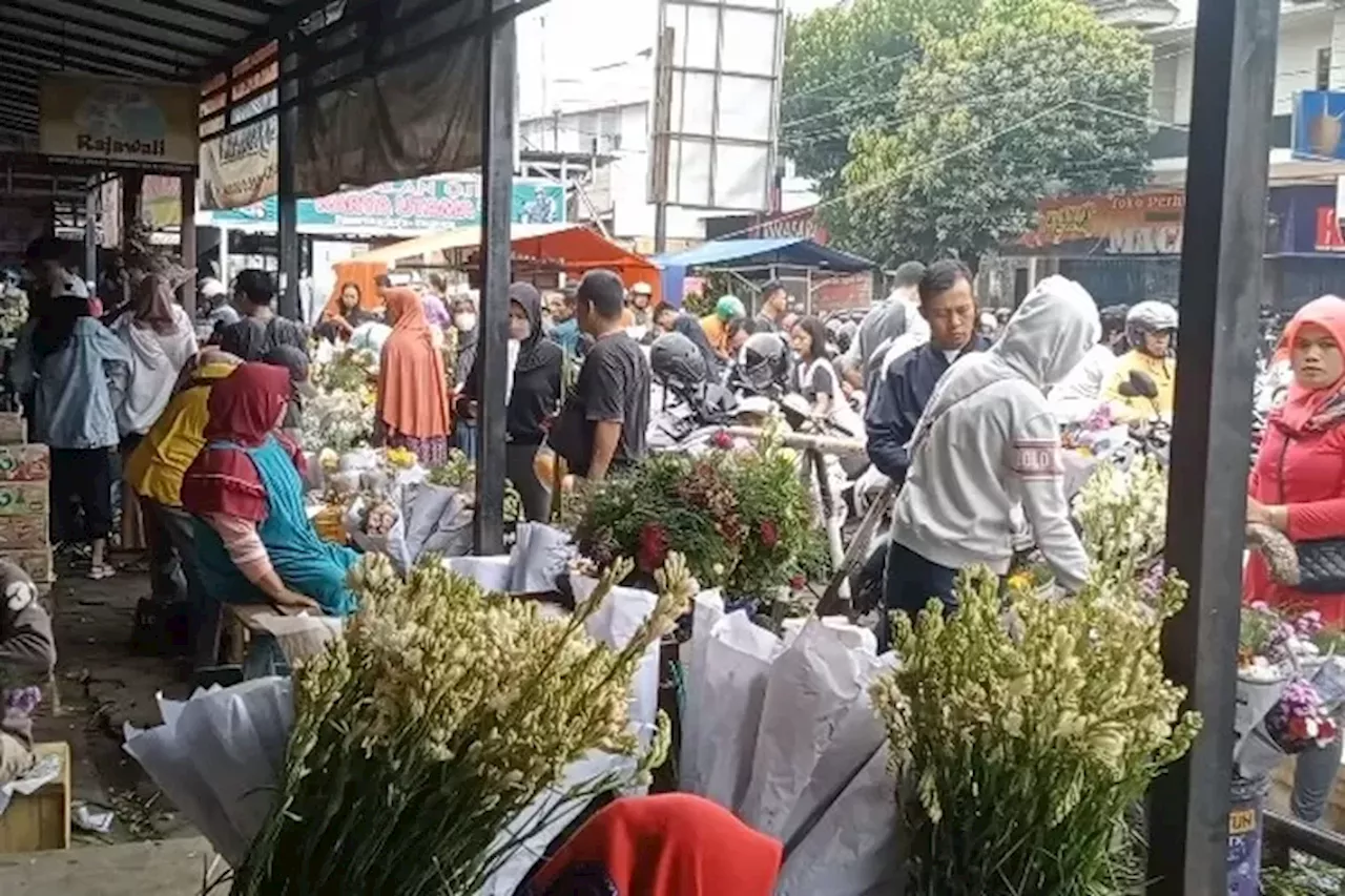 Penjual Bunga di Pasar-Pasar Tradisional Laris Manis