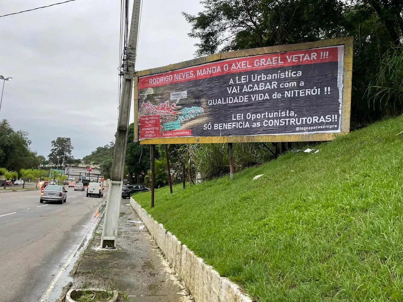 Ativistas da Região Oceânica usam outdoor para criticar Lei Urbanística