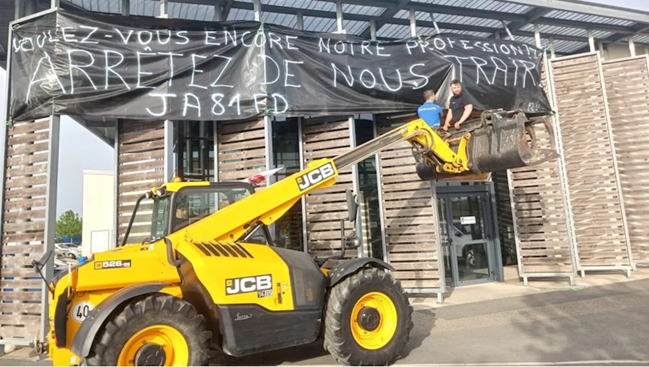 Les élus coincés au siège de l’agglomération Gaillac Graulhet par des tracteurs