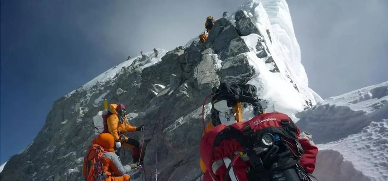 Monte Everest, così il Nepal rimuove rifiuti e cadaveri dalla montagna più alta del mondo