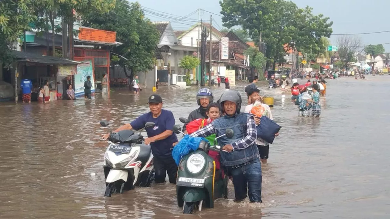 Terendam Banjir, Jalur Pantura Pasuruan-Surabaya Lumpuh Total Tidak Bisa Dilewati Kendaraan