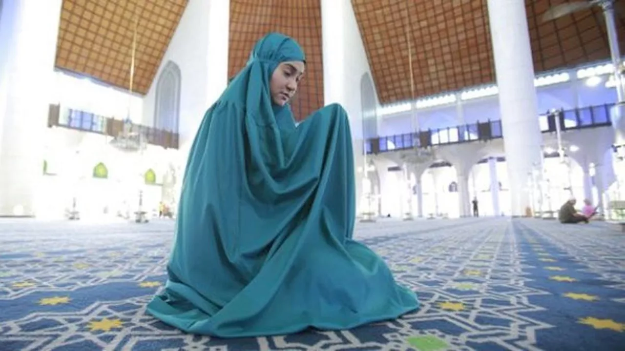 Tidak Hafal Surat Al-Fatihah, Ini Solusinya Agar Sholat Tetap Sah