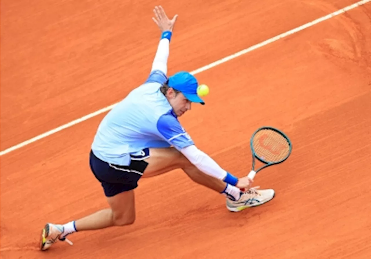 De Minaur sees off Wawrinka after rain delay in Monte Carlo