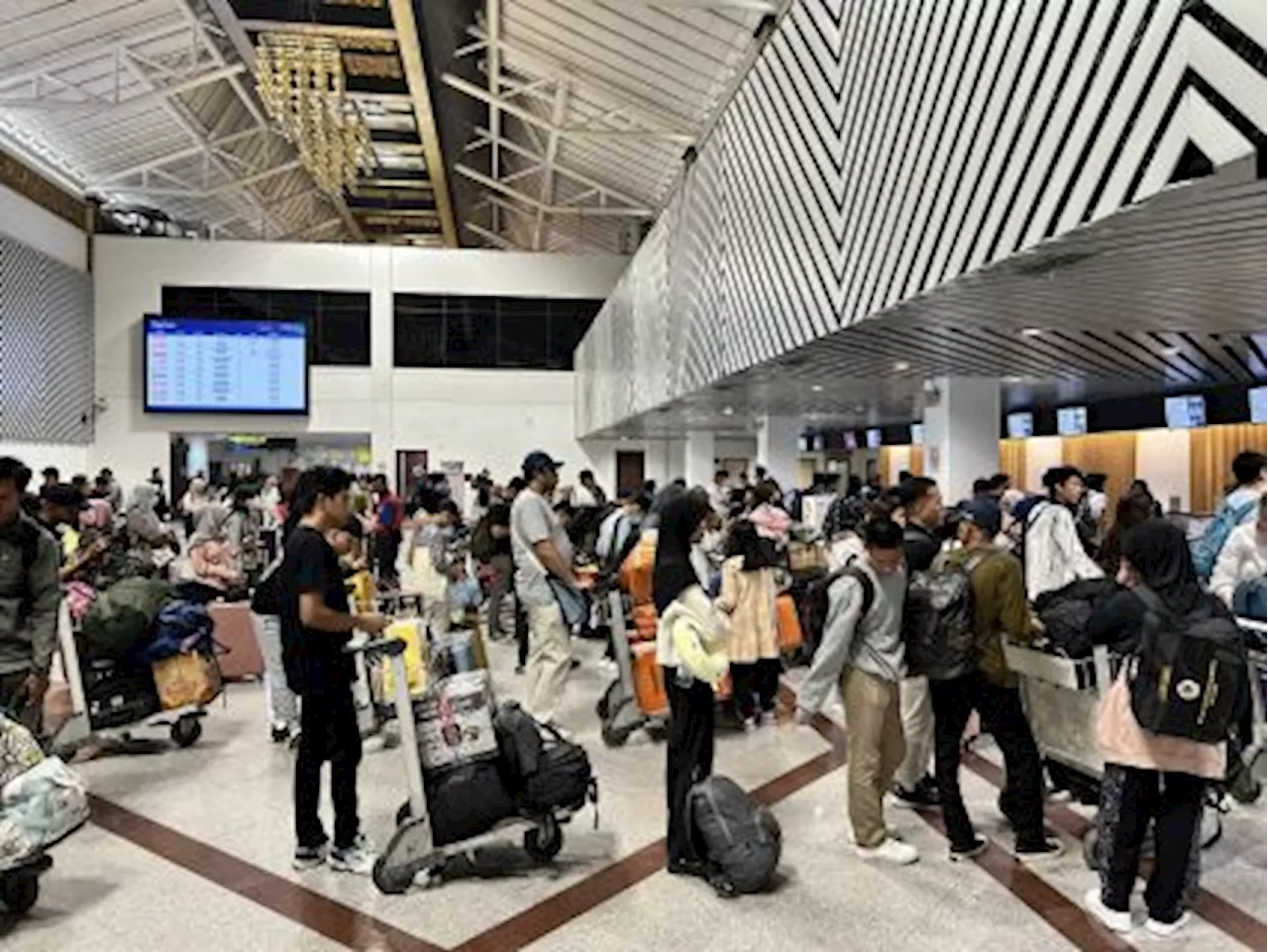 H-1 Lebaran, Penumpang di Bandara Juanda Masih Padat