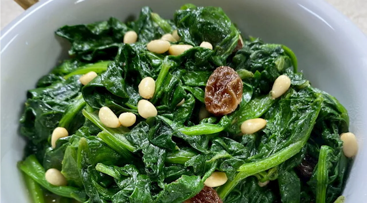 Spinaci con uvetta, pinoli e acciughe