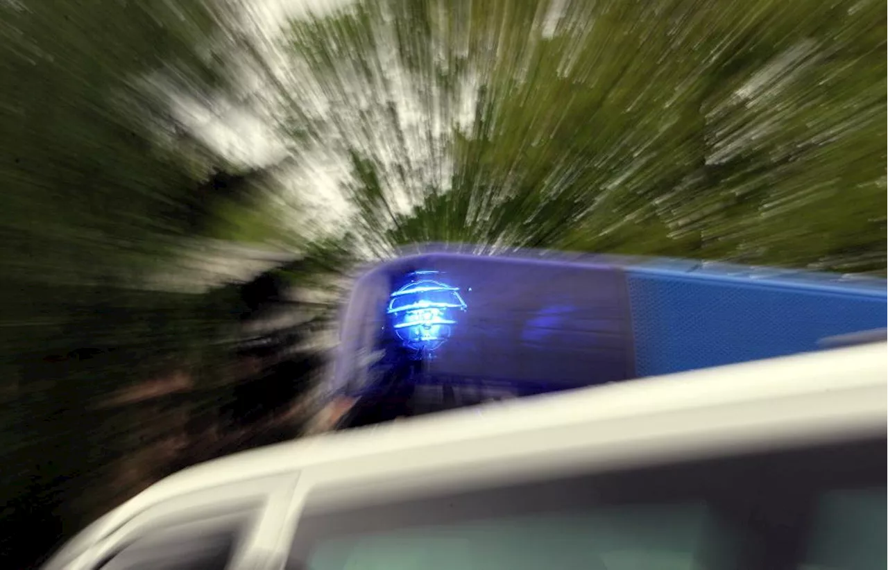 Transporter verliert Strohballen auf der Autobahn A93 bei Teublitz