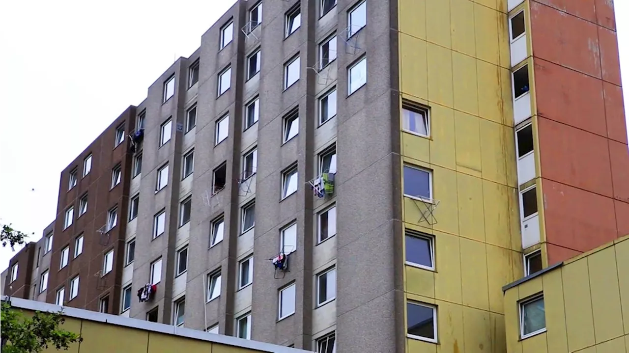 Brennpunkt-Hochhaus: 'Ortsbegehung' mit Großaufgebot der Polizei