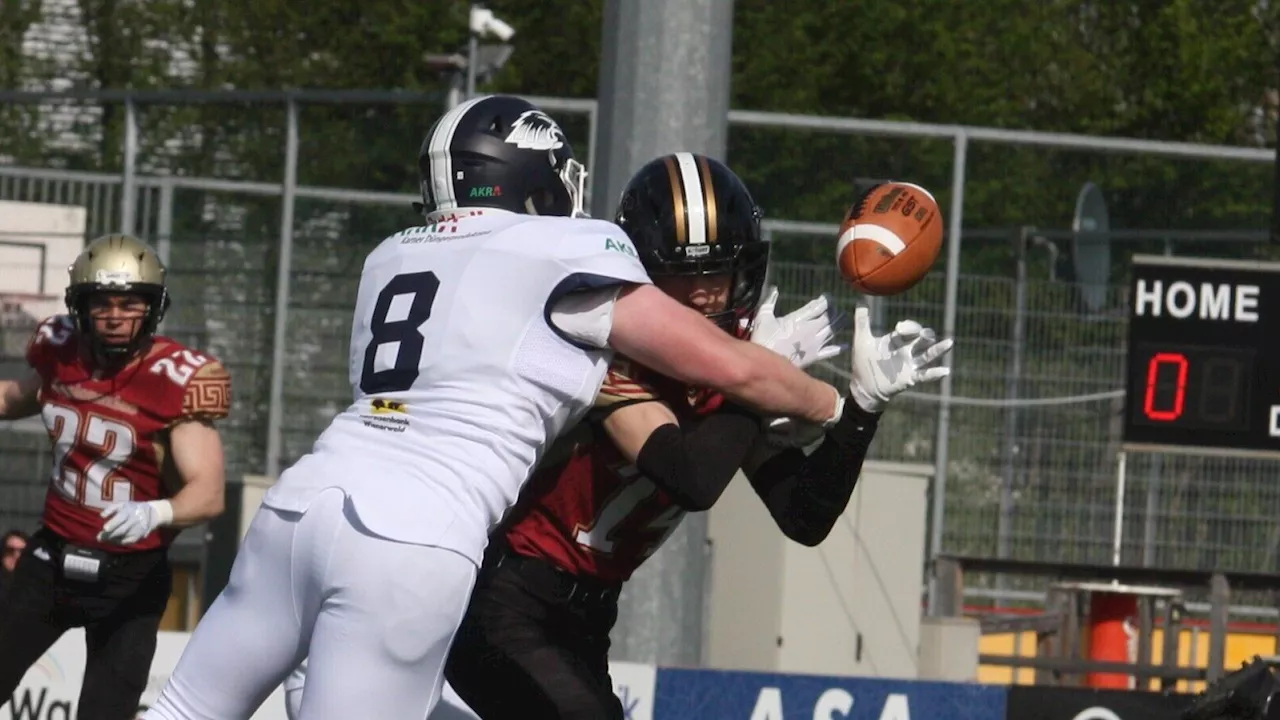 Blue Hawks-Spieler hindert Quarterback daran, den Ball zu fangen