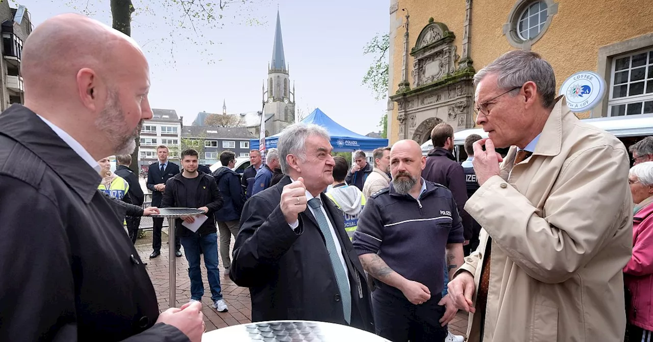 Polit-Prominenz besucht Gütersloher Polizei in der Innenstadt