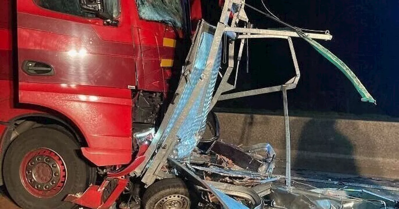 Sattelzug fährt auf A44 bei Warburg gegen Sperrwand