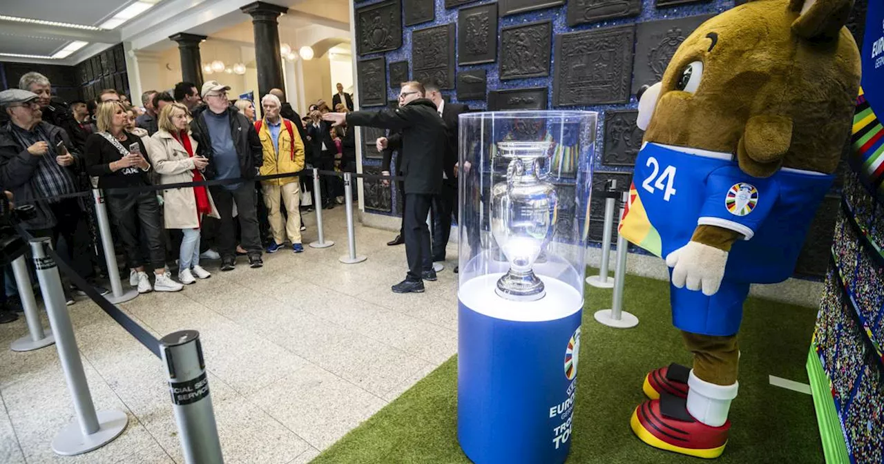 Fans in Düsseldorf stehen Schlange für den EM-Pokal​