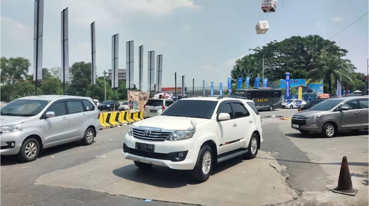 Mobil Innova Terbalik di Karawang, Tidak Ada Korban Jiwa