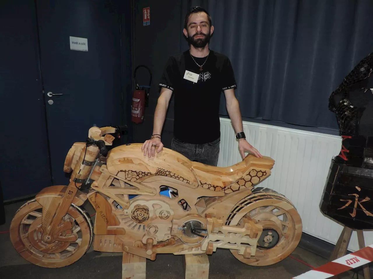 Charente-Maritime : il a construit une vraie moto en bois (et qui roule)