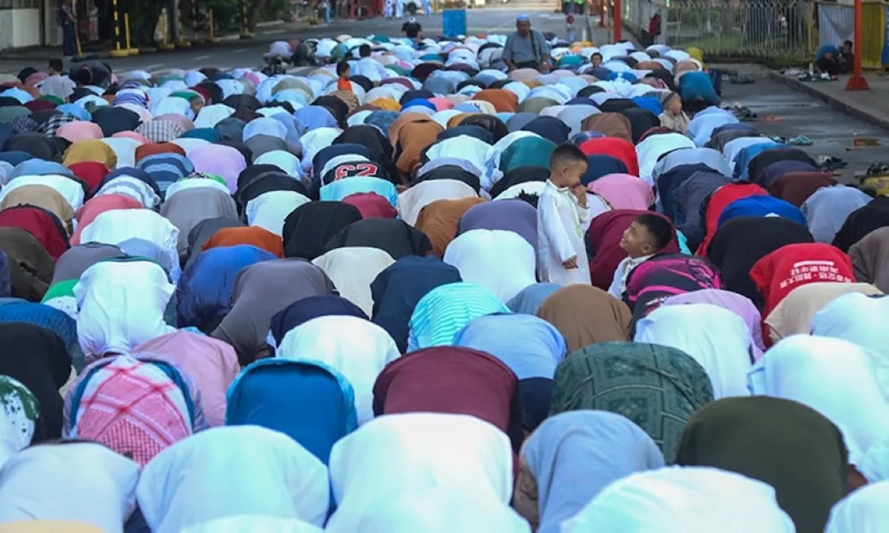 Muslims in Cebu City Celebrate Eid'l Fitr Prayer