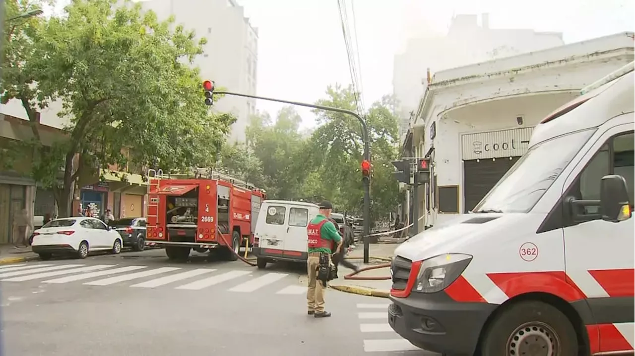 Incendio en Abasto: un edificio se prendió fuego y los bomberos tuvieron que evacuar dos escuelas