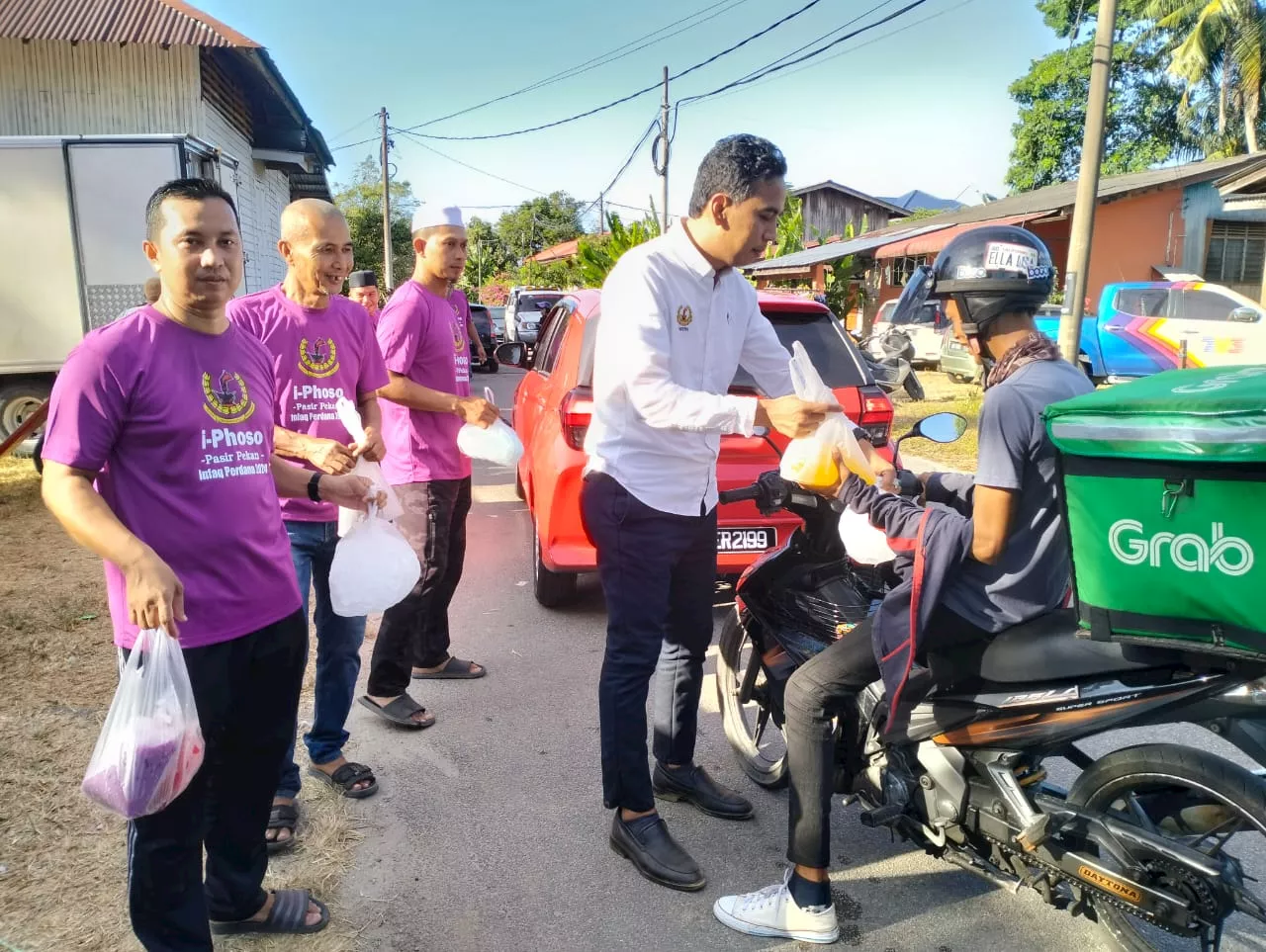 Majlis Tindakan Rakyat Kelantan Distributes Free Water During Ramadan