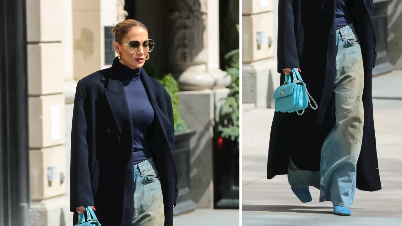 Cómo llevar baggy jeans desgastados con botas azul celeste como Jennifer Lopez en abril 2024