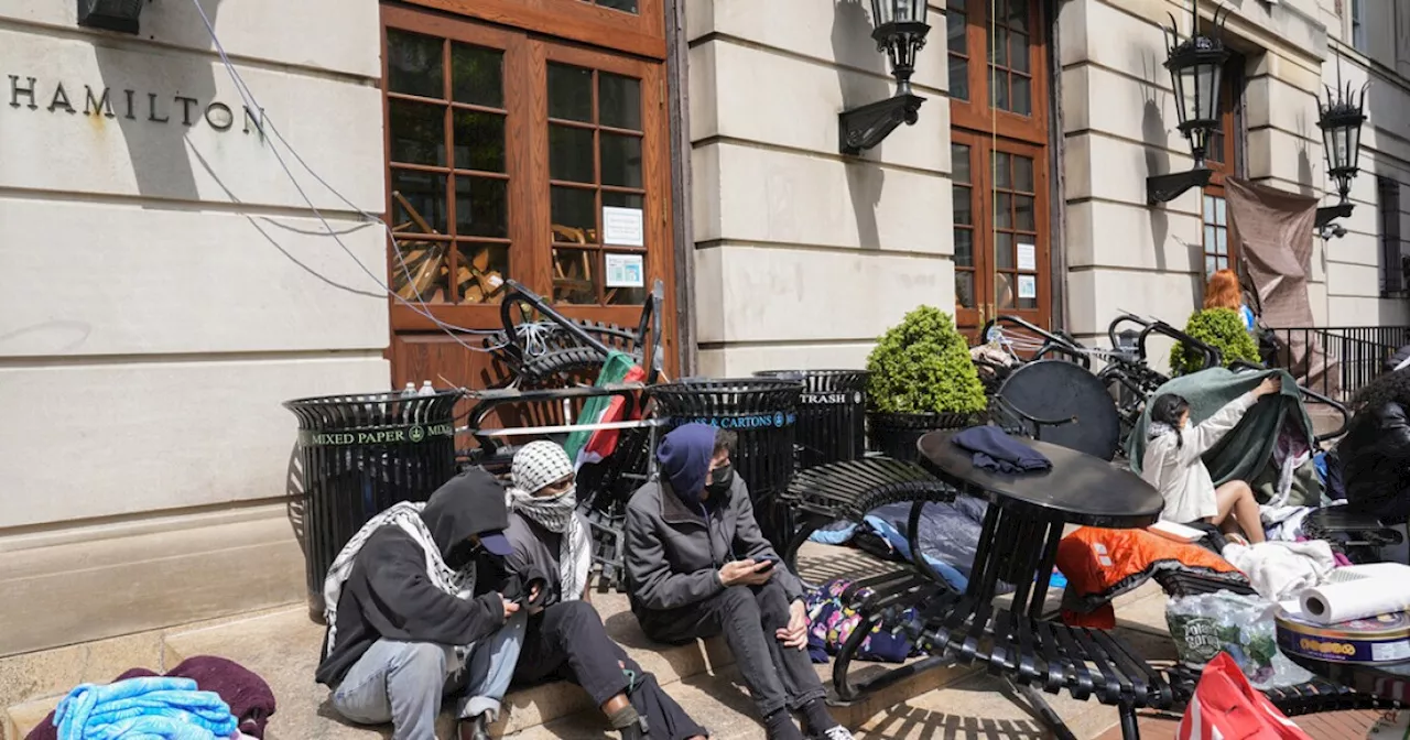 Large numbers of New York City police officers begin entering Columbia University campus