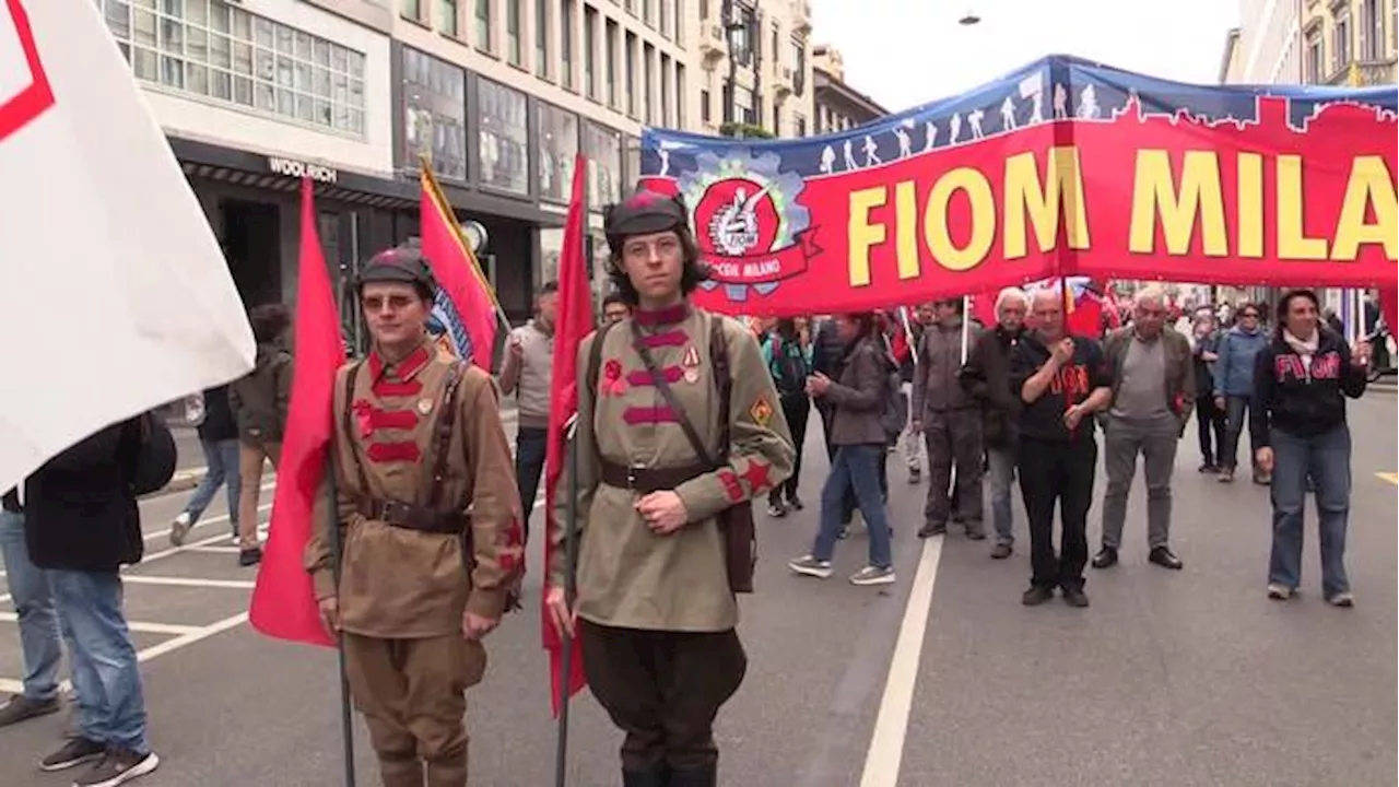 Corteo 1 Maggio Milano, manifestanti vestiti da bolscevichi: 'Cosi' aggiungiamo folklore'