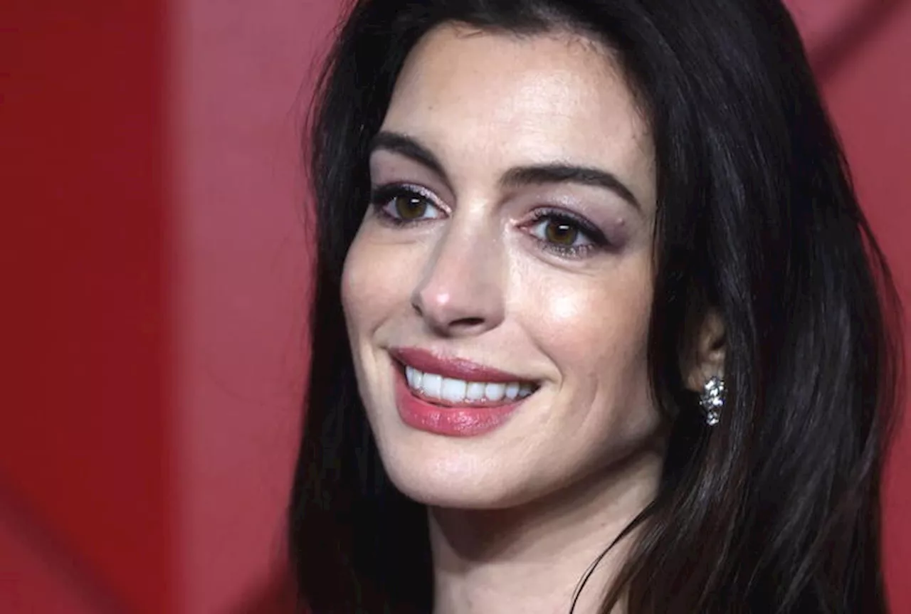 Piccola gaffe di Anne Hathaway, grazie Valentino e... Pasolini