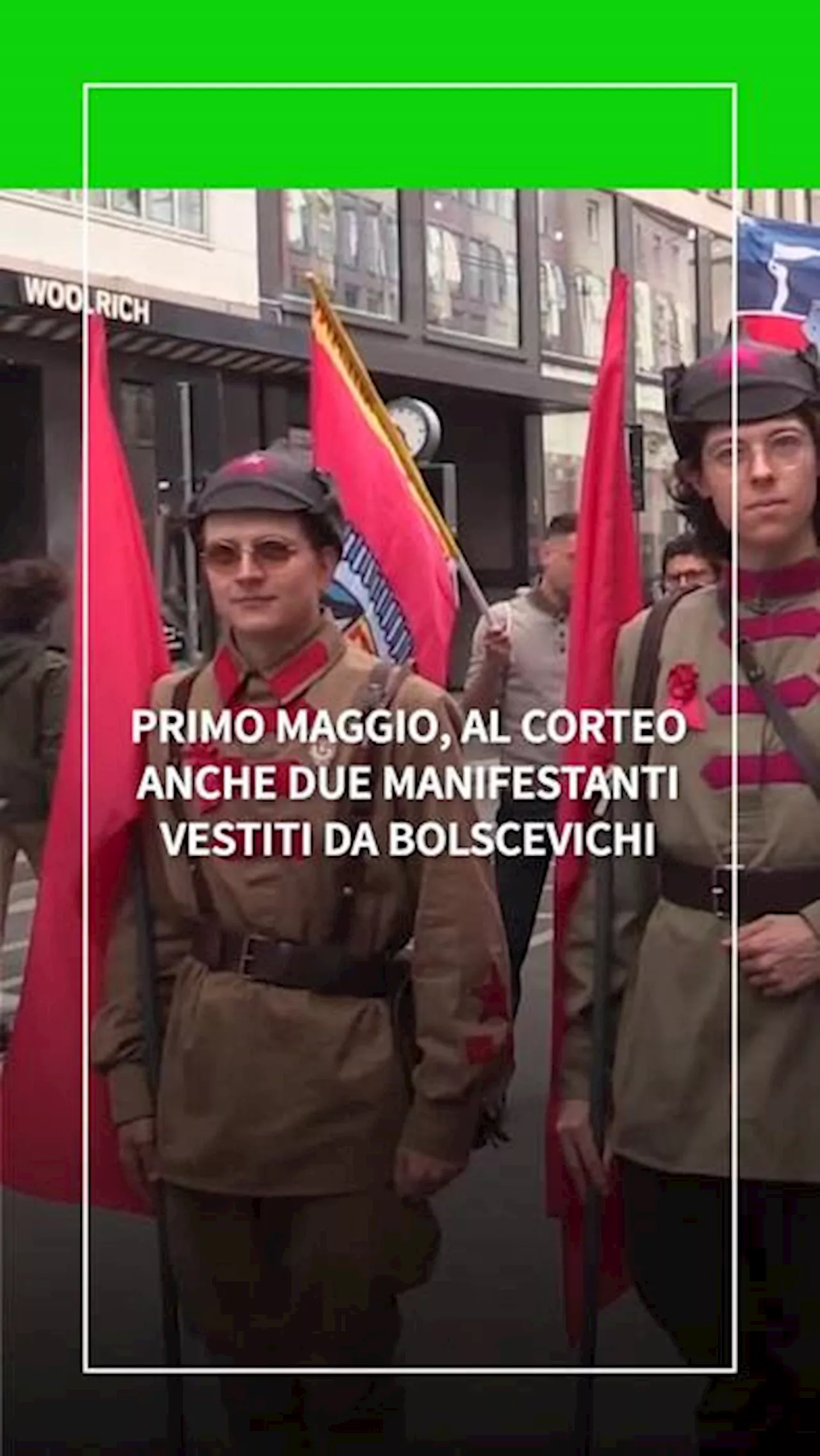 Primo Maggio, al corteo a Milano anche due giovani manifestante in divise bolsceviche