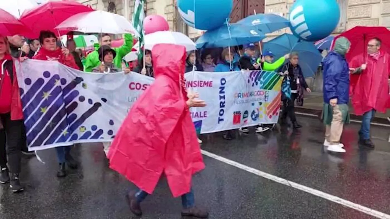 Primo maggio, parte sotto la pioggia il corteo a Torino