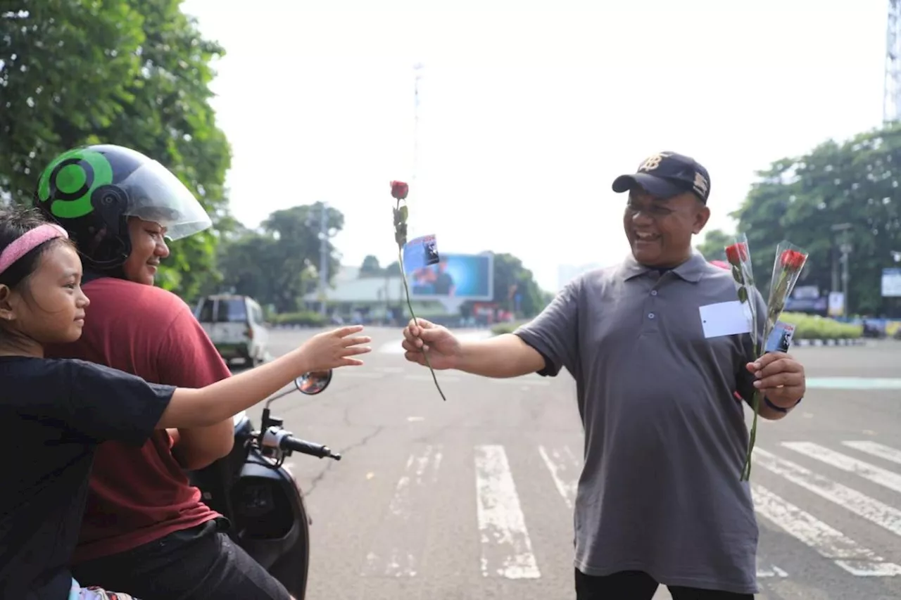 Disnaker Tangerang-serikat buruh bagikan bunga peringati Hari Buruh