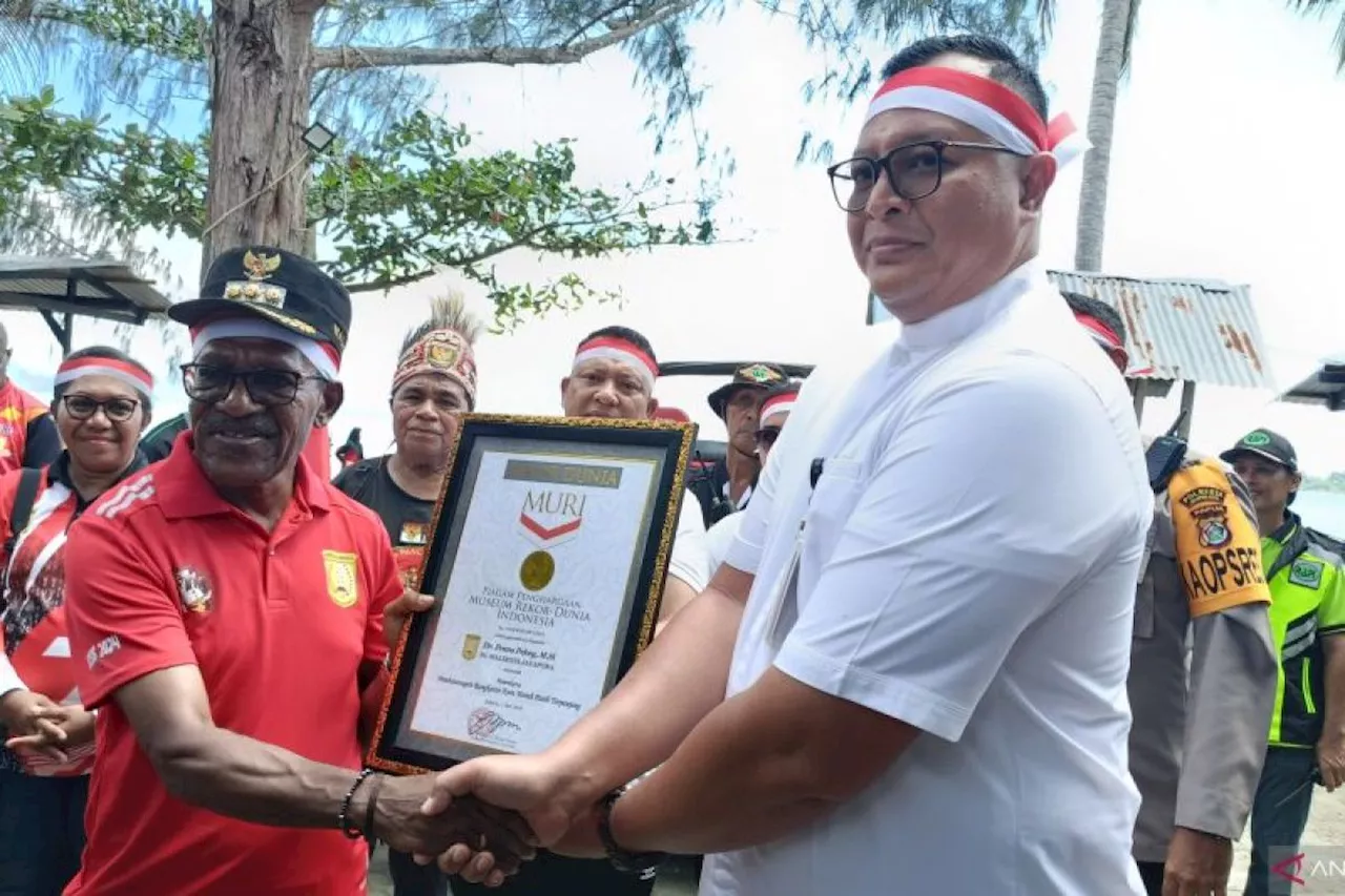 Pemkot Jayapura raih rekor MURI pembentangan Bendera Merah Putih