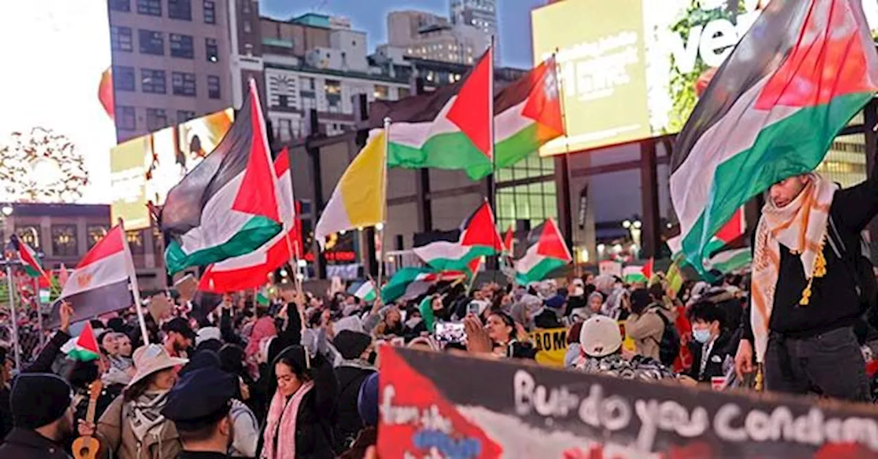 WATCH: Hundreds of Anti-Israel Protesters Flood Penn Station for Train to Columbia University