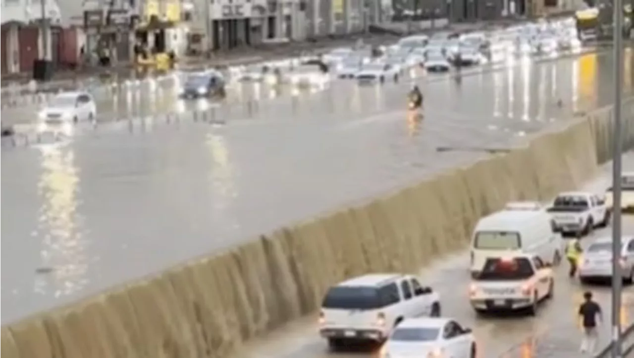 Arab Saudi Dilanda Banjir Bandang, Madinah Terendam-Aktivitas 'Lumpuh'