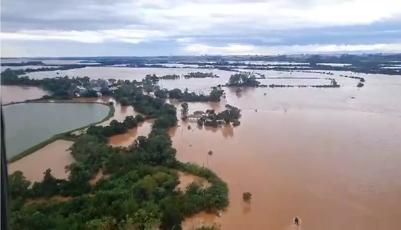 FAB envia helicópteros para resgatar atingidos por enchente no RS; dez pessoas morreram