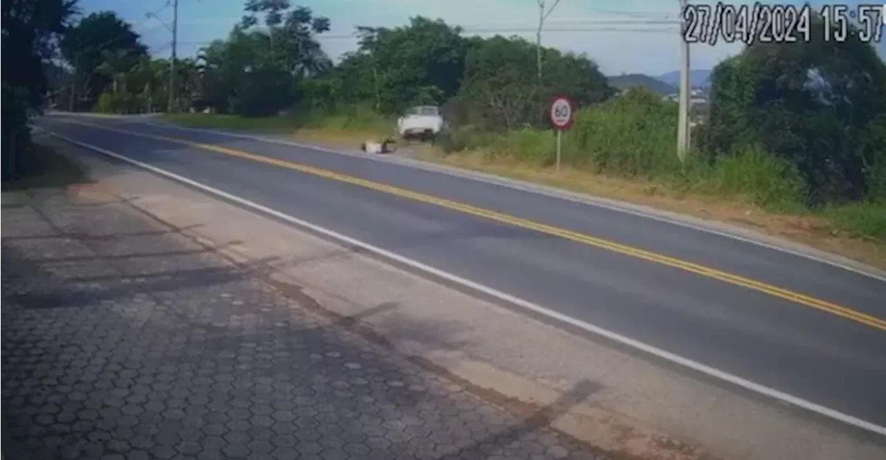 Vídeo: casal pula de carro em movimento antes de veículo cair em ribanceira