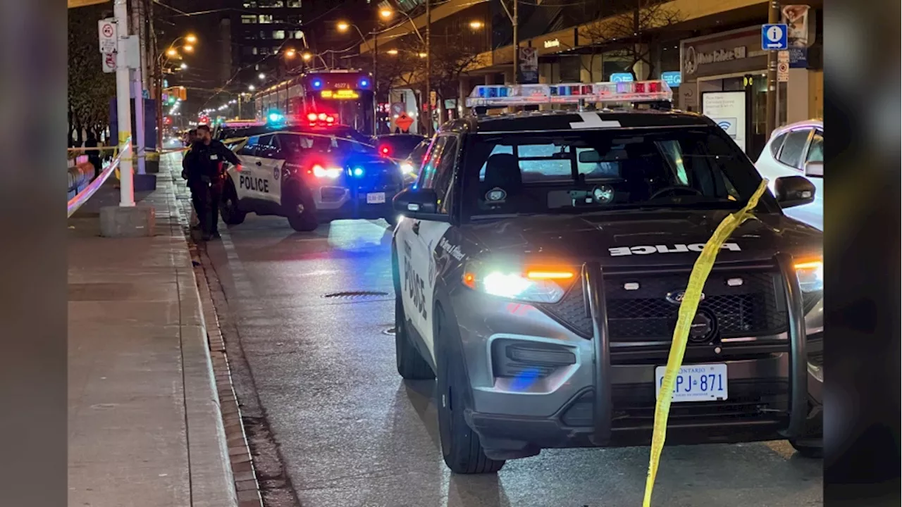 Woman stabbed in downtown Toronto, suspect fled scene, police say