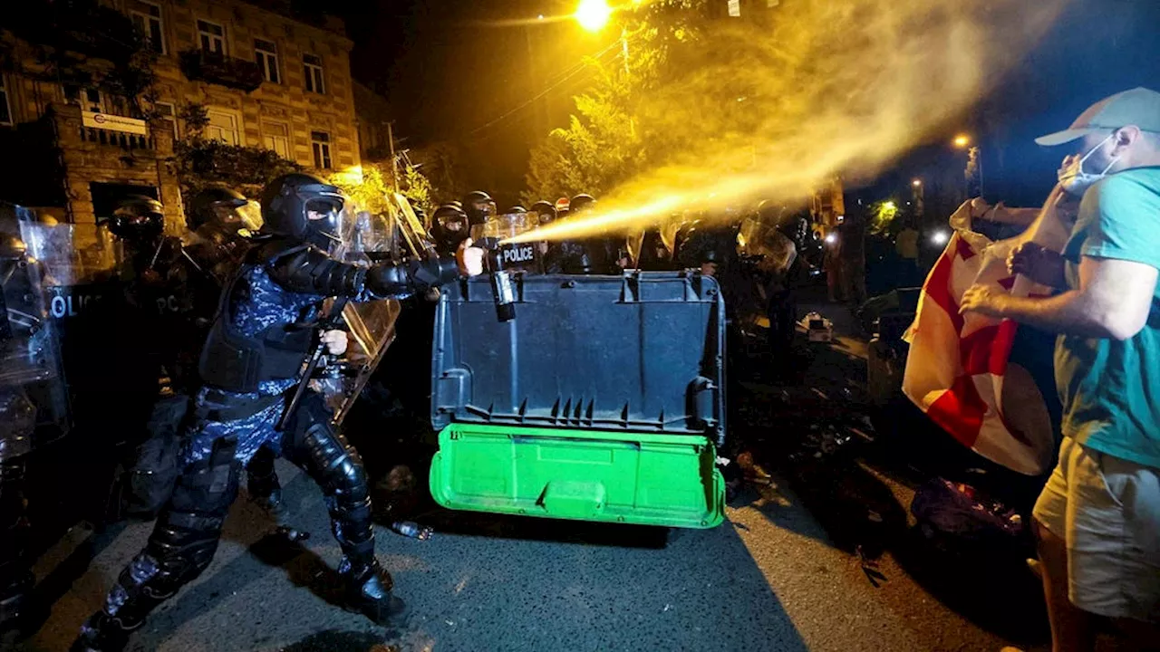 Polis slog ned demonstration med våld i Georgien