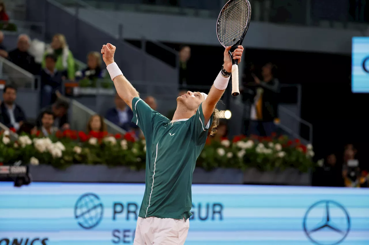 Andrey Rublev saca su mejor versión y elimina a Alcaraz en Madrid