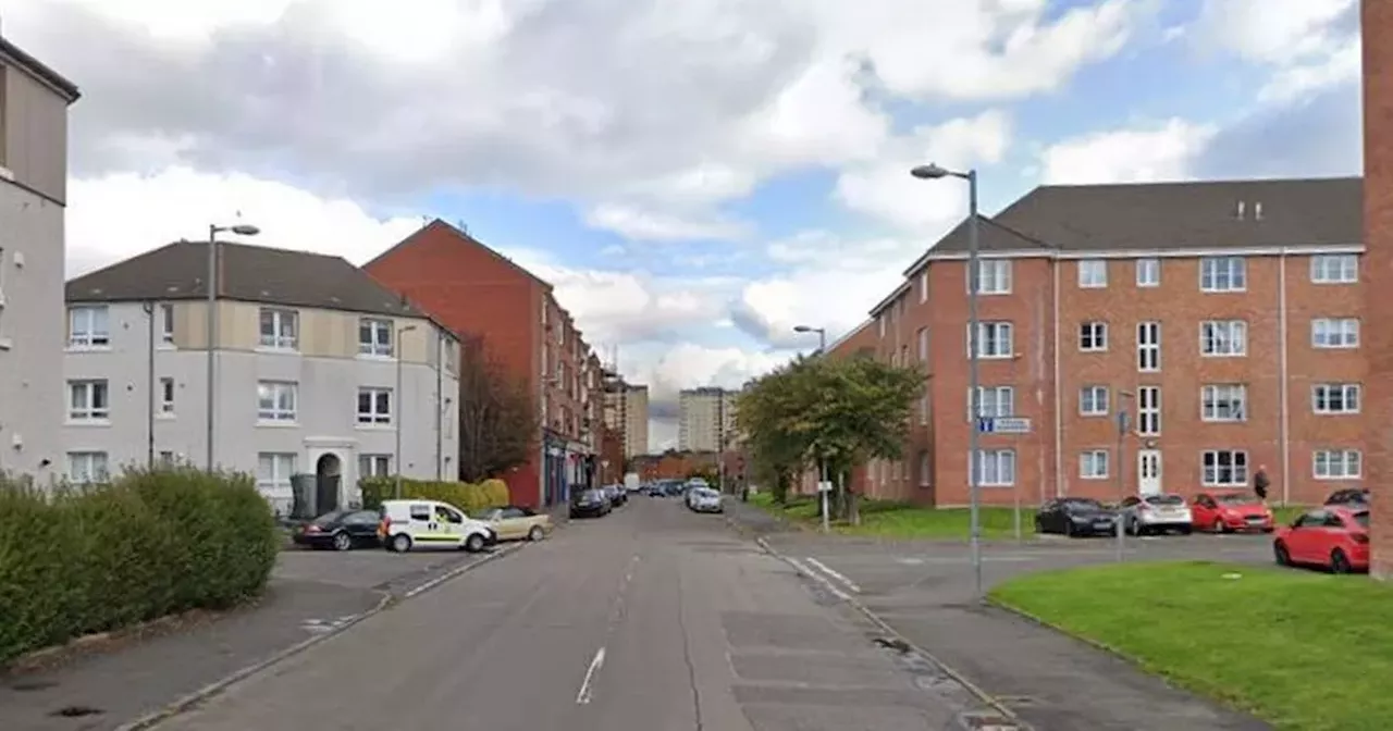 Man stabbed in Glasgow's Bridgeton as witness describes 'pool of blood' scene outside flat