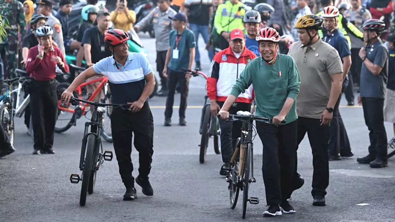 Presiden Jokowi Mengawali Pagi di Mataram dengan Gowes Sepeda Bambu