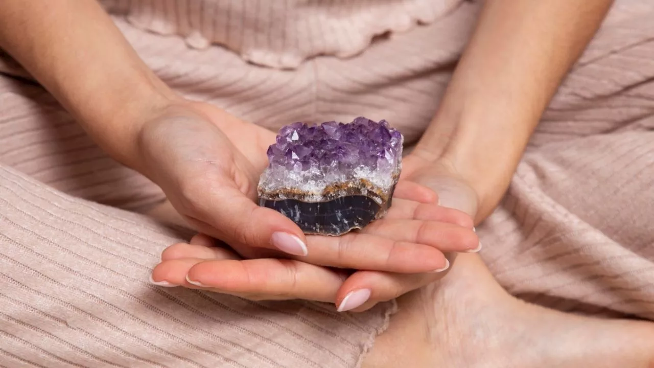 3 piedras preciosas que debes llevar siempre en tu bolso para alejar las envidias